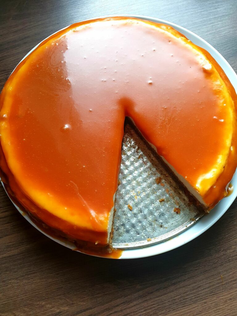 Cheesecake so slaným karamelom